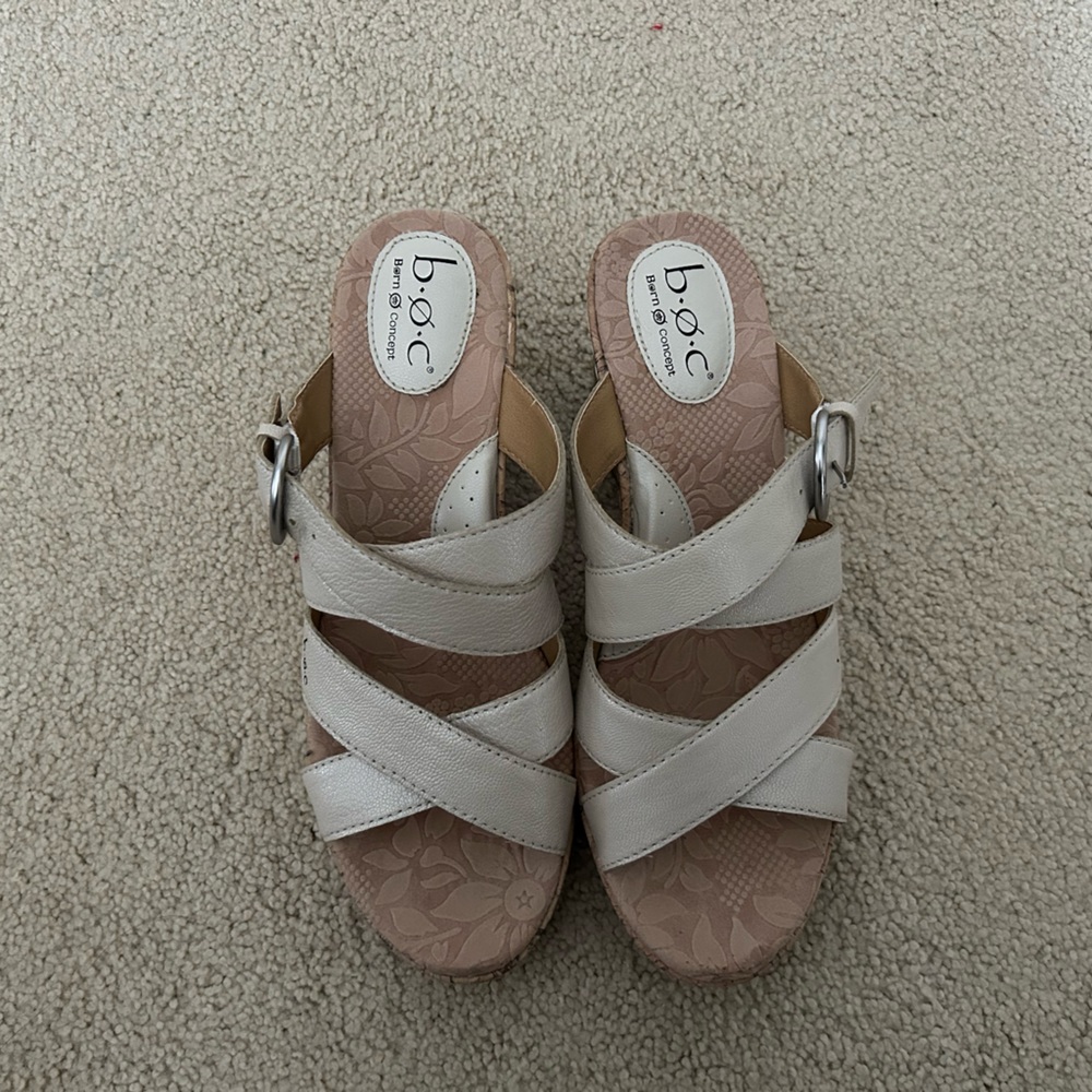 Born cream colored leather sandals size 9